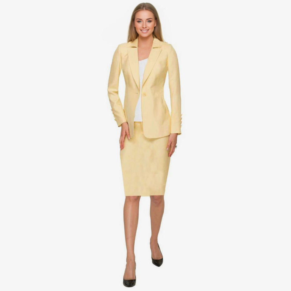 Elegant woman looks designed | Susanna Beverly Hills